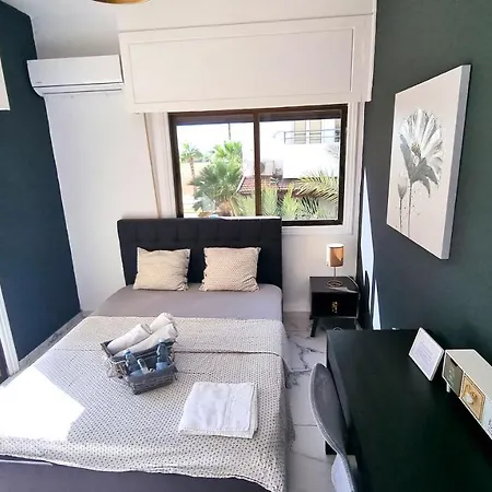 Cozy Apt, Near Airport With 100mbit Internet * לרנקה