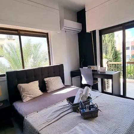 Cozy Apt, Near Airport With 100mbit Internet ラルナカ